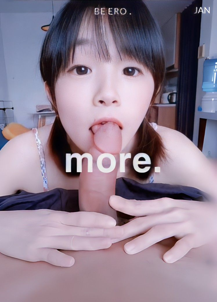 乖巧女友把我裤子扒下来吃肉棒