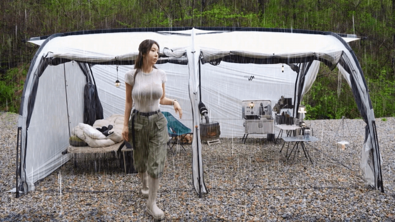 在舒适的白色帐篷里享受雨中露营。我想念我的小狗。自然 ASMR