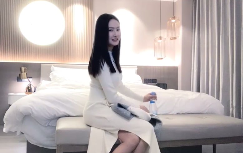 【小宝探花】白衣女神 大长腿舌吻互摸调情，镜头前口交舔屌掰穴，骑乘抬腿侧入大力勐操