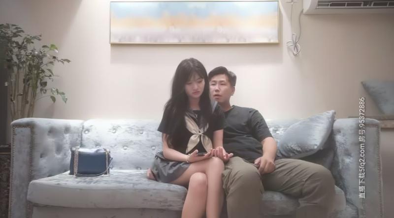 【小宝寻花】约了个JK装萌妹子骑身上调情，沙发上位骑坐再到床上操后入勐操，呻吟娇喘非常诱人