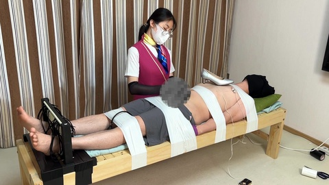 【黑魔法师】尾随空姐被抓住的倒霉男子，屁股被塞上充气塞子，乳T郊狼电击乳夹，脚枷，丝责