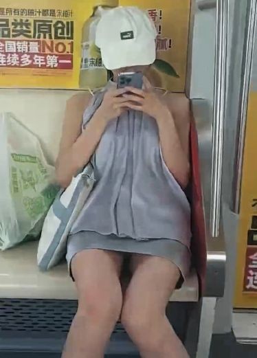 今日电车偷拍惊喜：对面小姐姐底裤走光啰！