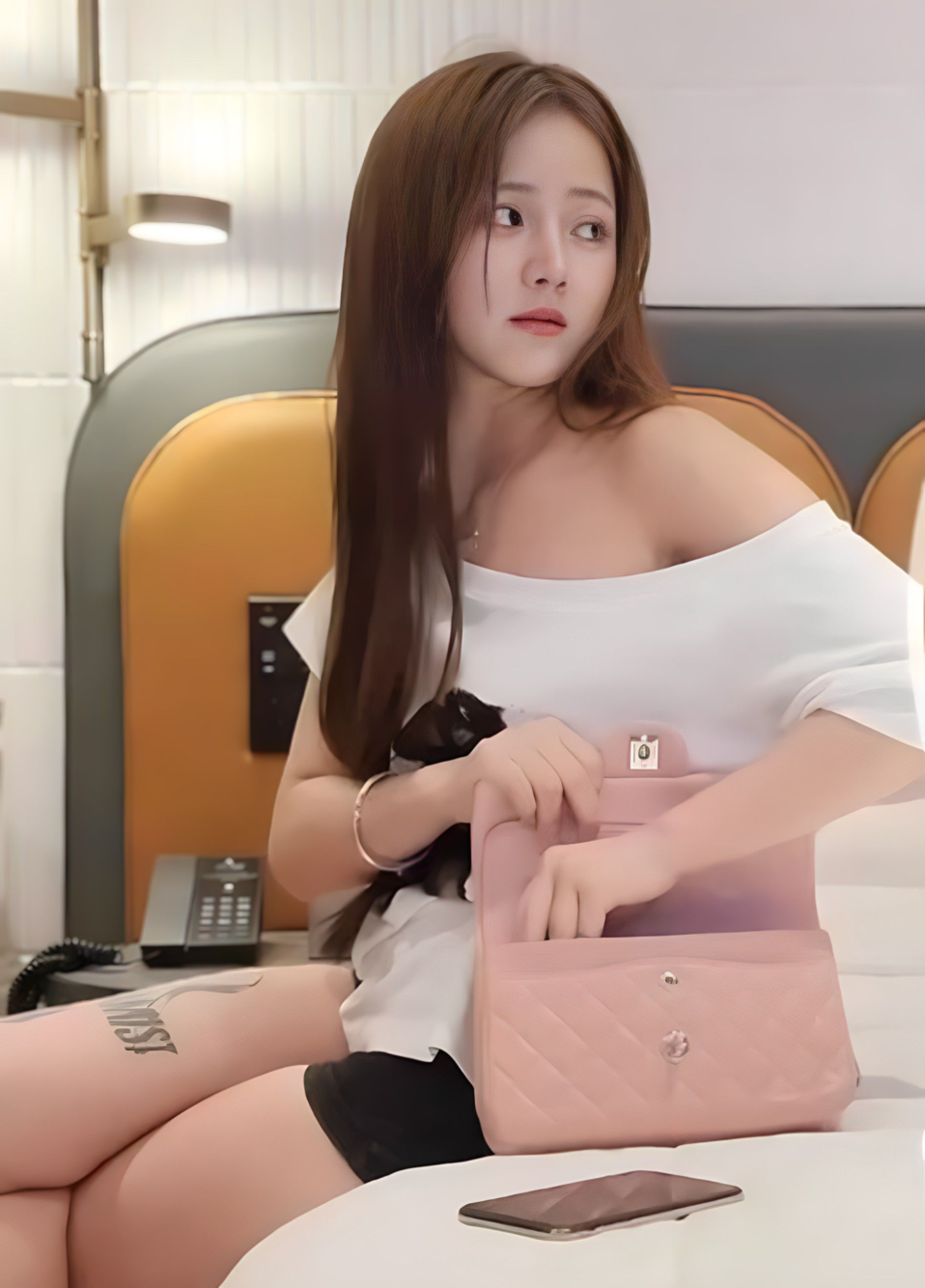 杏吧成昆 今天约一个酒吧小妹，等他下班才来，身体敏感多汁，叫声诱人，表情丰富！