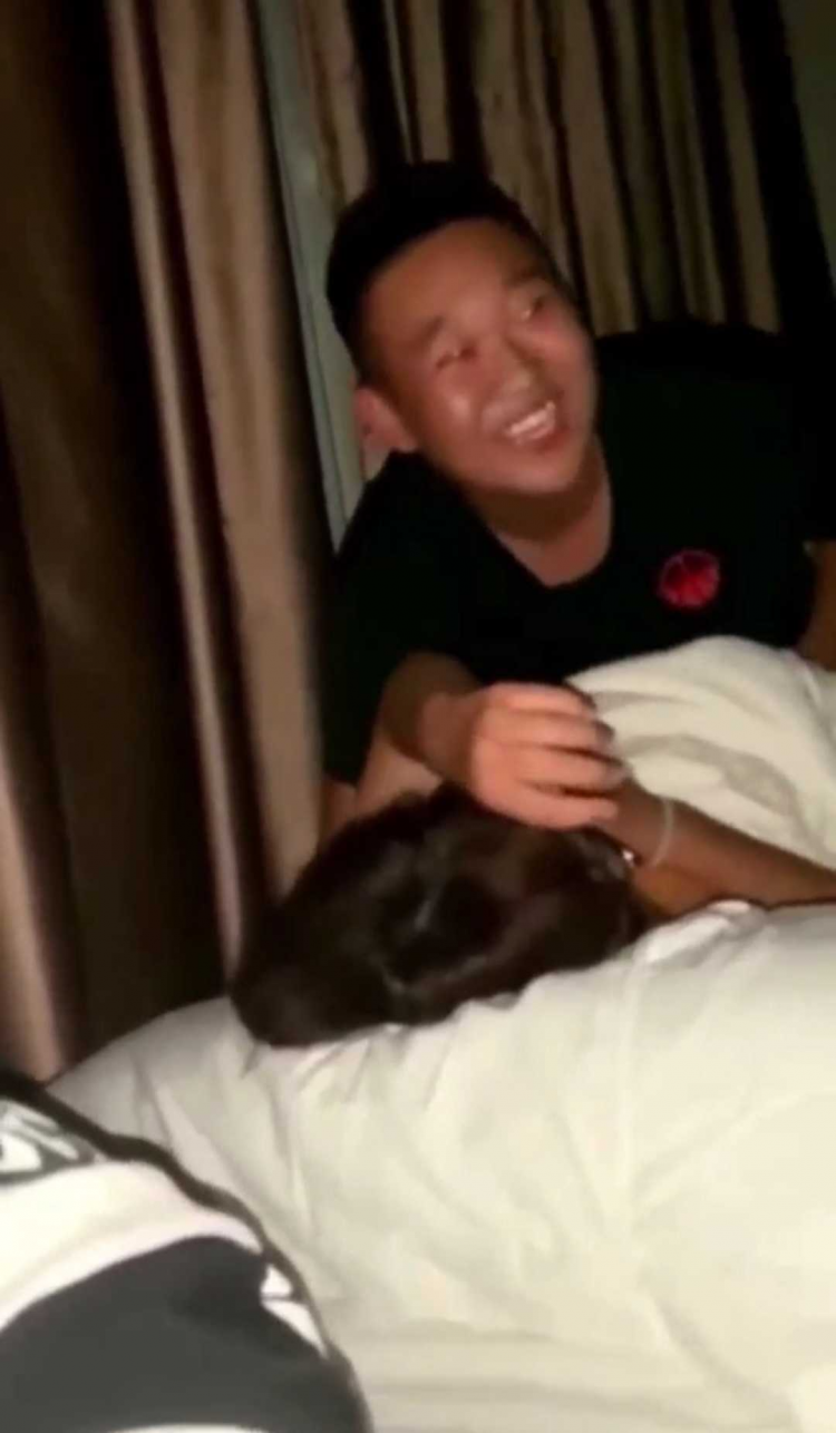 几个男同学强上女同学