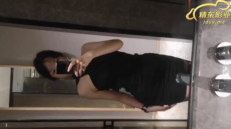 7福利姬]健眼镜妹反差,婊手机/裸照被弟弟发现，姐姐满足弟?弟的要求,?(父母不在家乱伦。