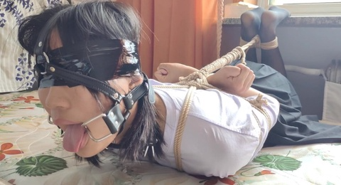 奴性爆发！可歆妹妹舔脚羞辱，博主臭袜子严厉堵嘴，超紧驷马戴开口器鼻钩！