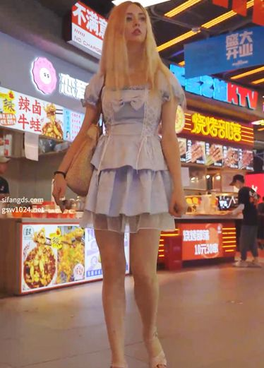 俄罗斯大长腿美人，像个小公主，内裤挤成一条