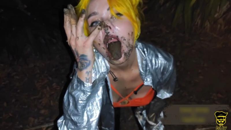 脏脏变态欧美精神小妹「Forest Whore 」户外露出吃垃圾，吃主人尿尿淋湿的泥土，还涂黑了狗逼