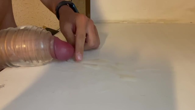 这家伙操了那个有巨大鸡巴的自慰器