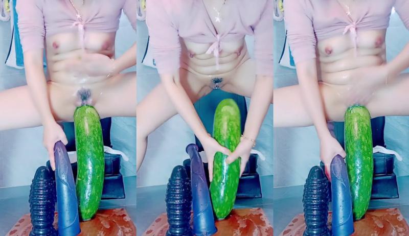 小奶小逼玩具真是多，尝试大冬瓜无奈逼太小，真想看小穴被撕裂的样子，.可惜了 还得继续开发