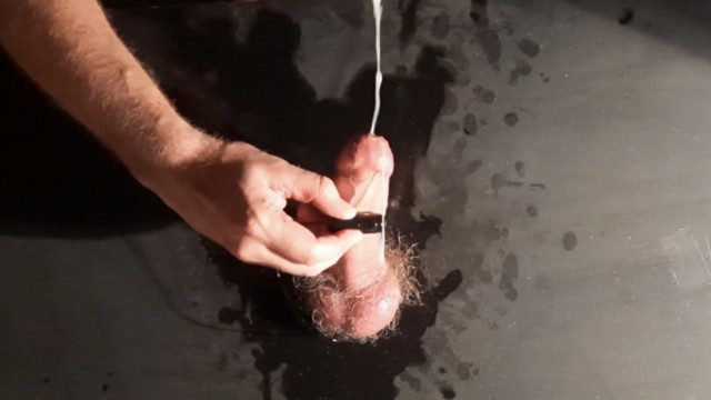 这名男子自制了一个荣耀洞，并从强烈的高潮中获得了强烈的高潮