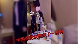 中国漂亮女孩点了一群鸭，鸡鸭同室？