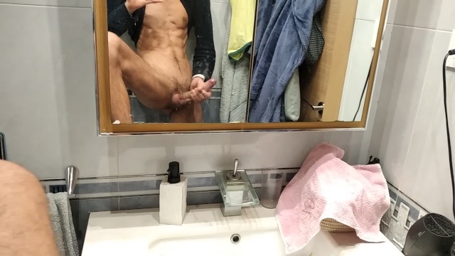 帅哥按摩他的怪物鸡巴，差点用他自己的精液射了两次