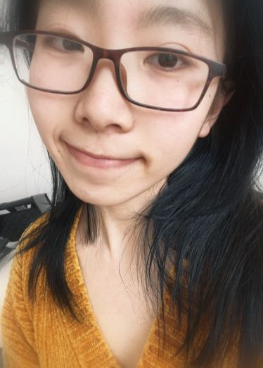 长相清纯的素颜妹子做着淫荡姿势自慰