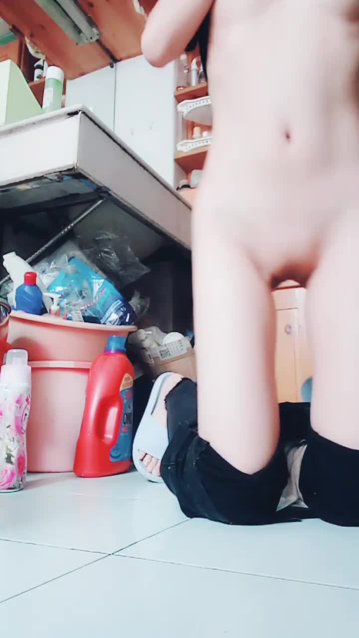 跪着摸给小哥哥们看！