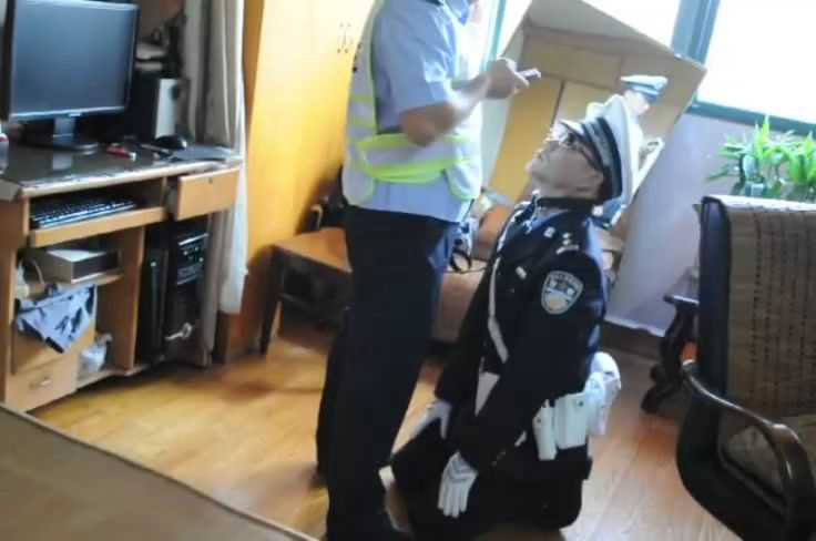 同事调教交警做奴...