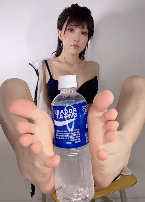 高颜值妹子足交极品美脚超清第一视角诱惑！