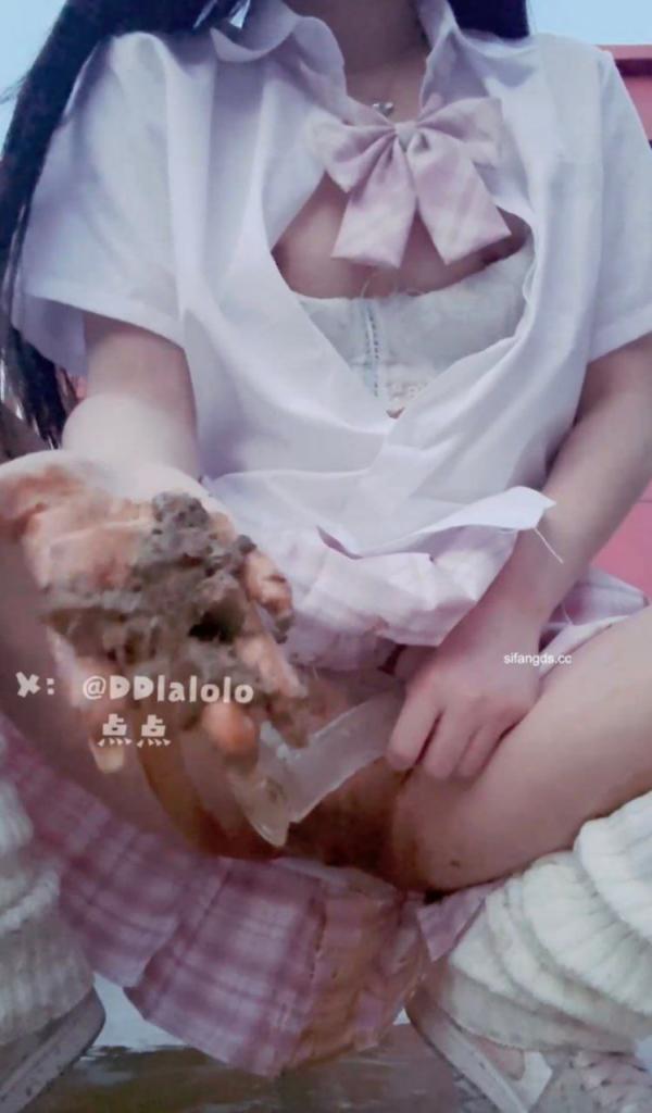 这个视频就有点重口，先说好了不许吐！重口萝莉「点点」自慰就算了 拉尿又拉屎，便便涂满下体！