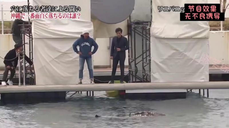 爆笑整蛊 莫名其妙被弹入水中