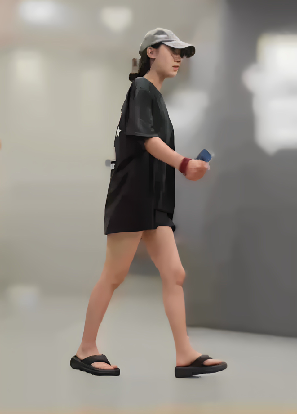 良家妇女逛百货时去厕所放尿全记录