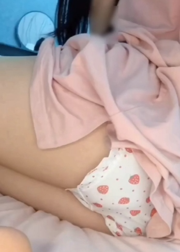 草莓小短裤逼逼很痒在家自己插