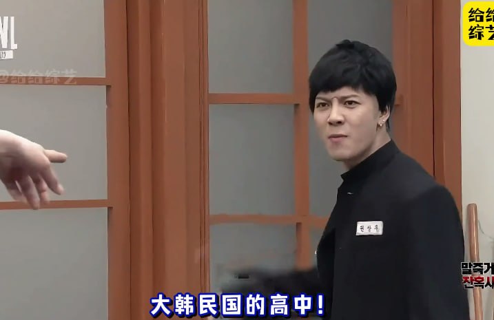 韩国搞笑综艺，王嘉尔转学成为高校嘴强王者
