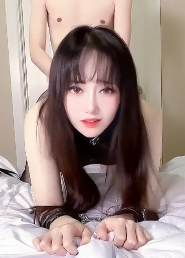 of巨乳反差美少女-穿黑色连体情趣被项圈拴着调教口交，大眼反差少女穿网袜大屁股显得好翘