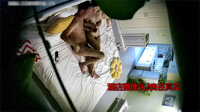 1-秃头哥偷情隔壁大白腿美少妇，进门就迫不及待得推倒，淫荡呻吟响起来！