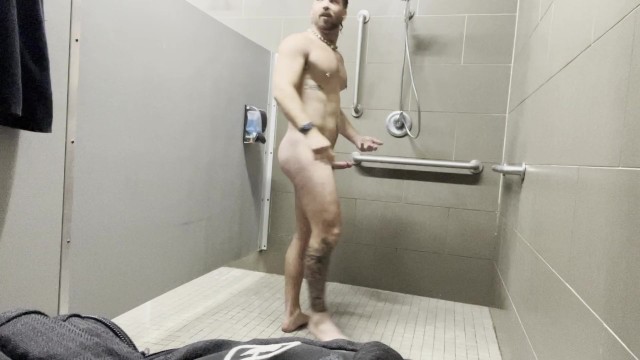 男人在淋浴时被抓住