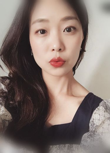 复古风御姐长相的女友自慰