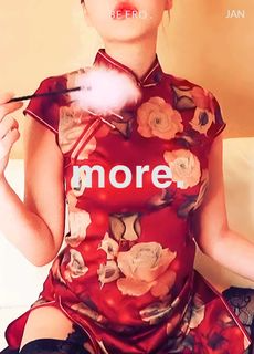 【淫春合集】红色旗袍少妇无毛粉骚逼值得操