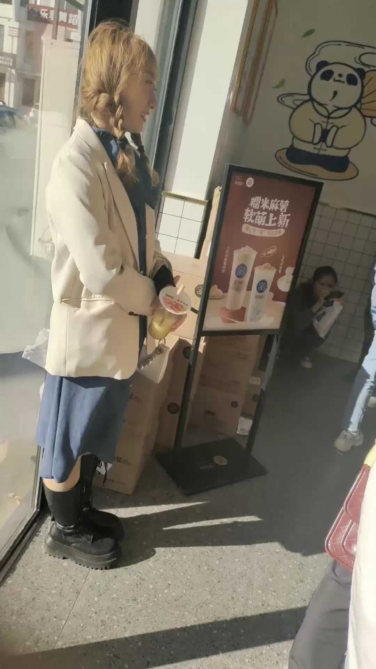 美女面前故意露屌，还能面不改色，真是个人才