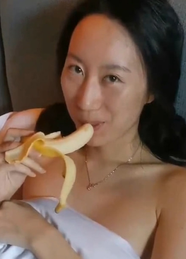 【精品泄密】新娘出轨反差 新婚人妻被人调教在网上晒出被同学认出