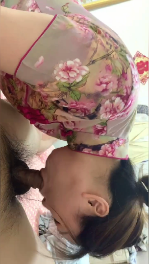 居家母子乱伦妈妈穿上了风骚的旗袍跟儿子乱伦