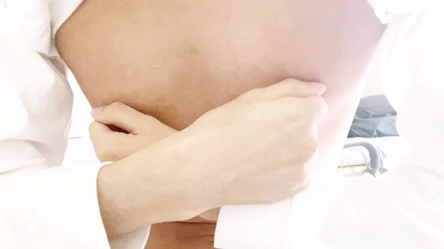 一个可怜的男孩 在折磨自己的乳头后就射精了。