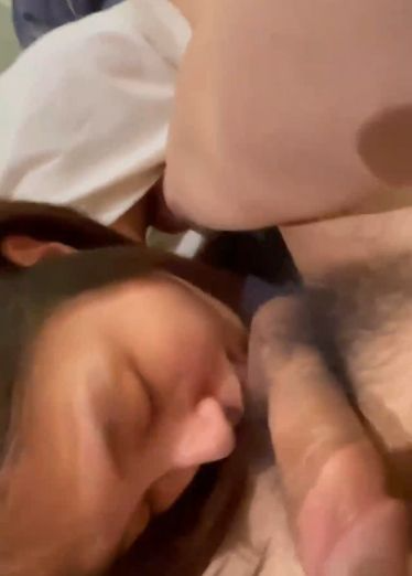 清纯可爱的大学生妹子被男友拉到酒店直接爆操抽插，强制操到高潮，妹子即爽快又疼的被操哭了