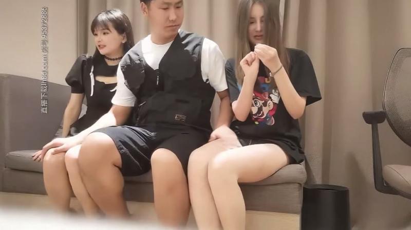 【小宝寻花】今晚再约两个甜美萌妹双飞啪啪，左拥右抱一起舔弄翘起屁股轮着操，快速抽插妹子推屁股