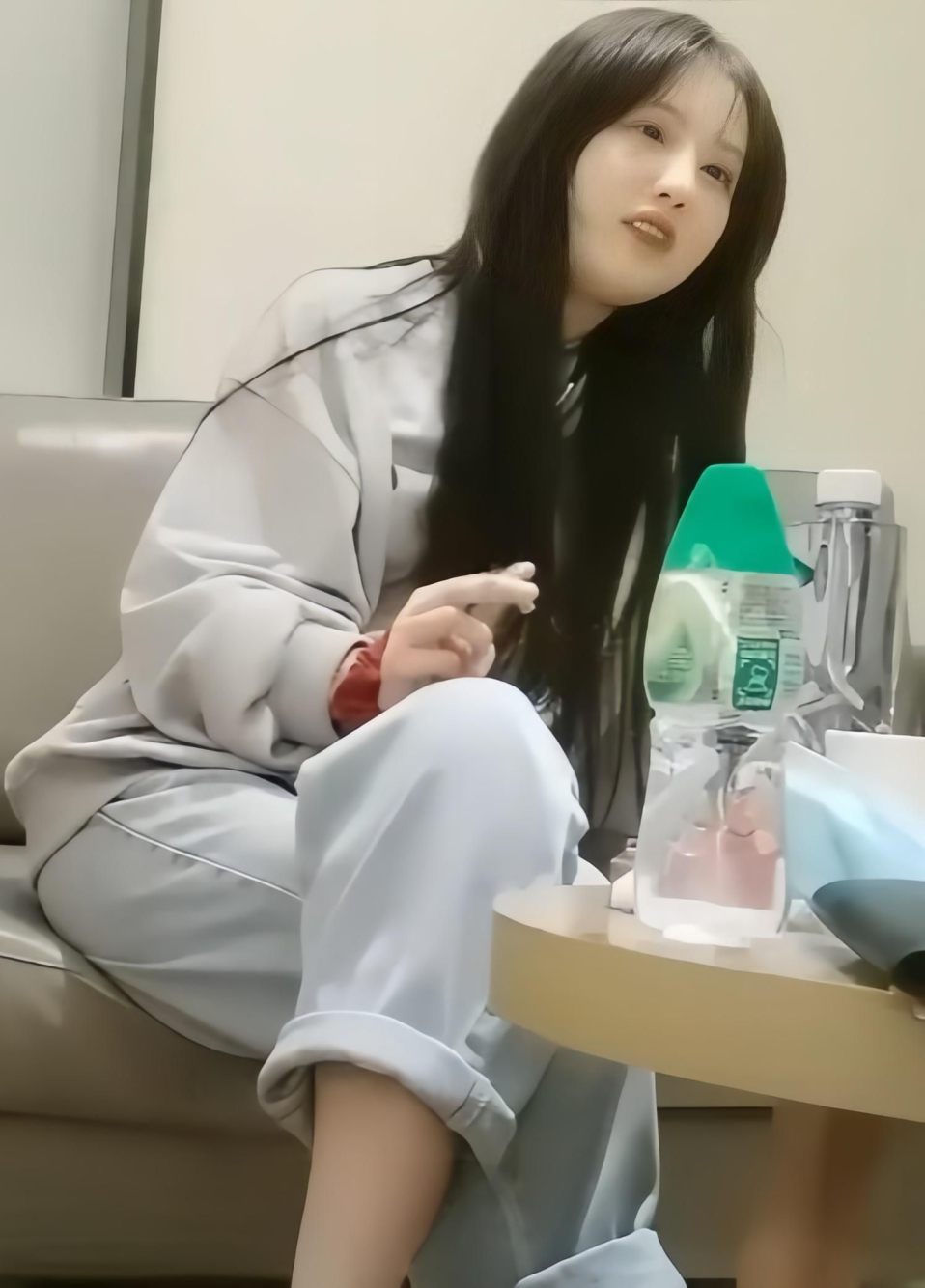 【看吧只要鸡吧大，什么要求都能答应】嫩穴都可以被抠，连干两炮给嫩鸡草的死去活来的，疯狂高潮太刺激了！