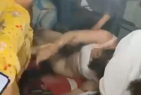 抓奸现场对着女的就是一顿暴打