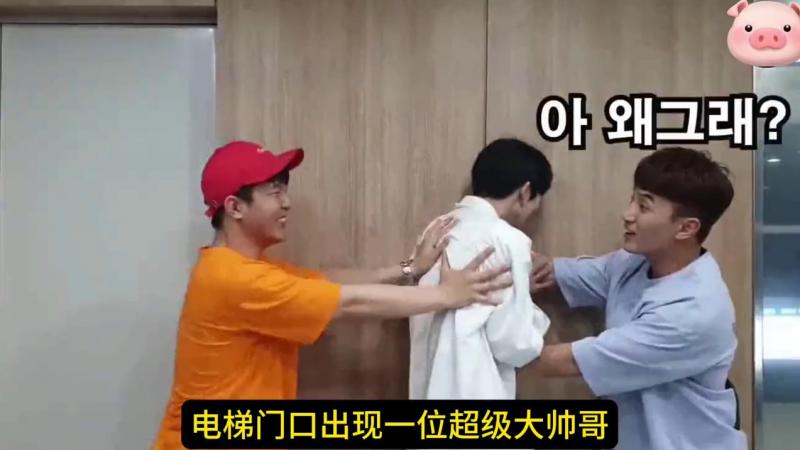 电梯门口出现一位帅小伙 这时路过的妹子会不会偷看呢？