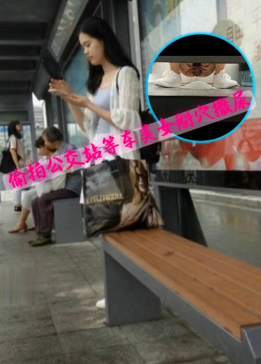 拍到等公交的白裙姐姐掰穴撒尿