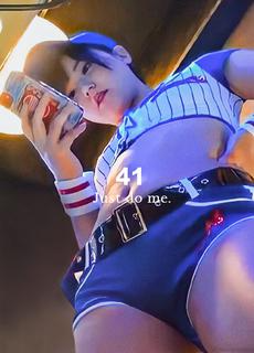 啦啦队少女被偷拍厕所自慰