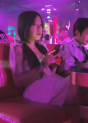 这妹子喝茫了都，走路都不稳，内裤都给我偷拍了