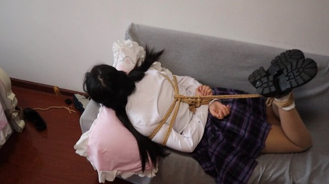 【荷仙少女】双视角 美美自拍后被抓起调教的安安姐姐