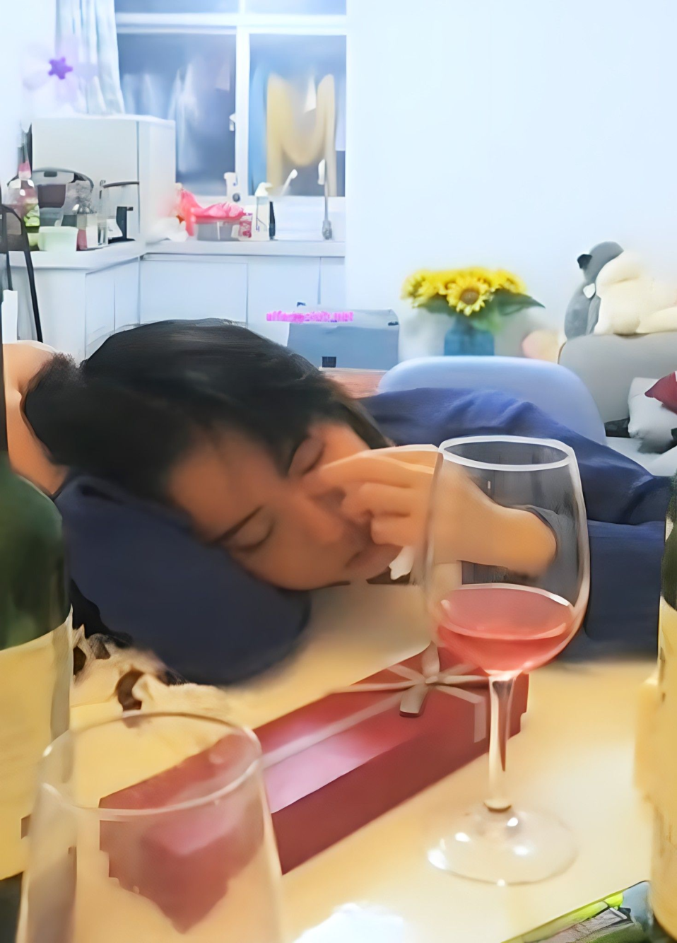 老婆清纯水嫩的大学美女表妹被男友甩了来我家喝酒消愁哭诉,喝醉后抱