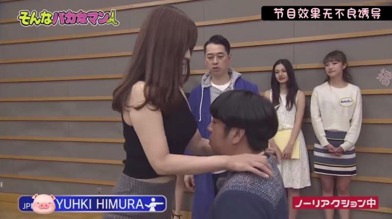 在房间里惨遭性感美女折磨~