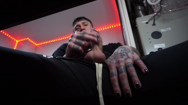 你对爸爸来说是个好小荡妇，在他工作的时候在他的办公桌下支持他 - POV