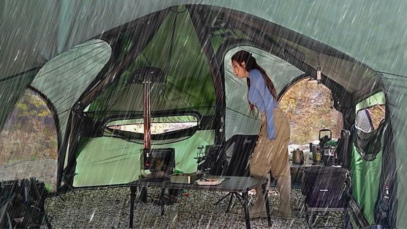 有趣?_]的空间站形状的充气帐篷，在雨中+_用柴炉露营