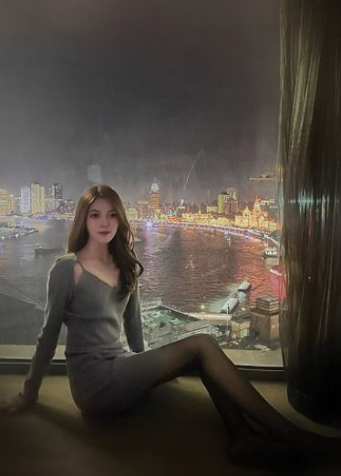 高颜值调教母狗玩的真花戴着尿尿器喝尿