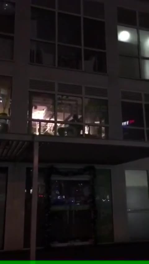 比萨店落地窗前开战！两男战一女大秀活春宫！引路人围观：女的没穿男的一直动